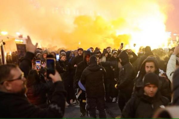 Pendukung Maccabi Tel Aviv Israel berdemonstrasi dan menyalakan suar di Amsterdam, 7 November 2024. Foto via REUTERS 