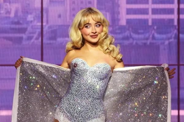 Nonton Sabrina Carpenter, Penggemar Buang Air Kecil di Area Konser Short n` Sweet