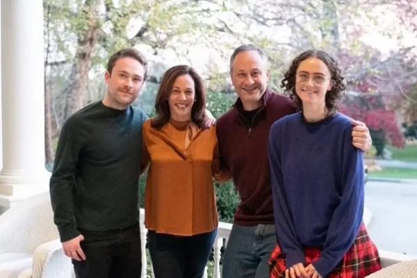 Kamala Harris berfoto bersama suaminya Douglas Emhoff dan kedua anak tirinya, Cole Emhoff dan Ella Emhoff. (FOTO: REUTERS) 