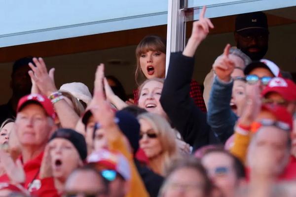 Taylor Swift nonton pertandingan Chiefs vs Broncos di Stadion Arrowhead pada hari Minggu (10/11/2024). (FOTO: GETTY IMAGE)  