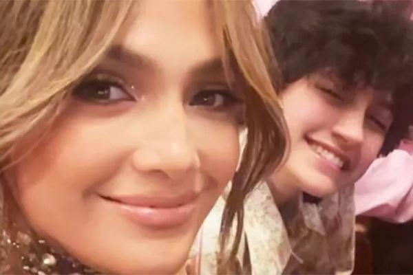 Jennifer Lopez Ajak Putrinya Emme ke Premier Wicked yang Dibintangi Ariana Grande