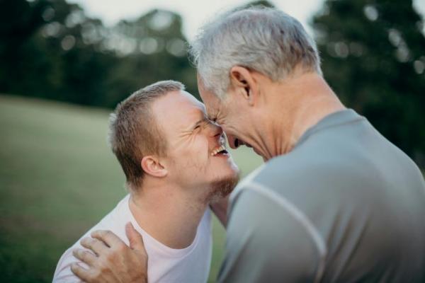 Ilustrasi, ayah dan anak (Foto: Unsplash/Nathan Anderson) 