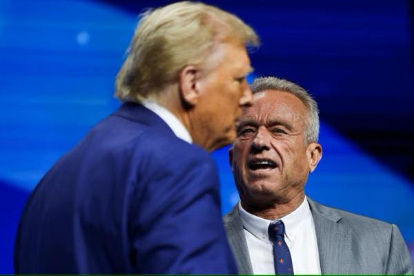 Robert F. Kennedy Jr. dan calon presiden dari Partai Republik Donald Trump menghadiri acara kampanye di Duluth, Georgia, AS, 23 Oktober 2024. REUTERS 