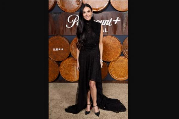 Karpet Merah Premiere Landman, Demi Moore Menarik Perhatian dengan Gaun Hitam Berpayet. (FOTO: GETTY IMAGE) 