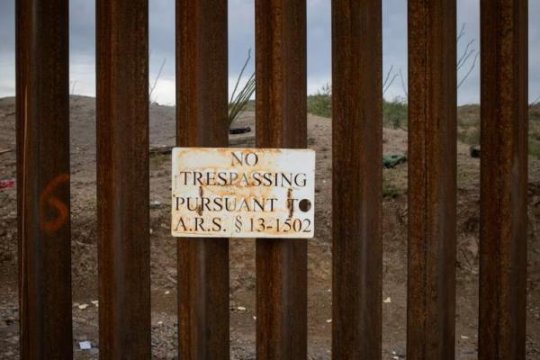 Tanda yang terpasang di Tembok Perbatasan bertuliskan Dilarang Masuk, di Ruby, Arizona, AS, 26 Juni 2024. REUTERS 