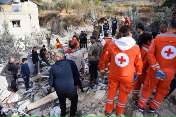 Anggota Palang Merah Lebanon bekerja di lokasi serangan udara Israel di kota Ain Yaaqoub, Lebanon utara, 12 November 2024. REUTERS 