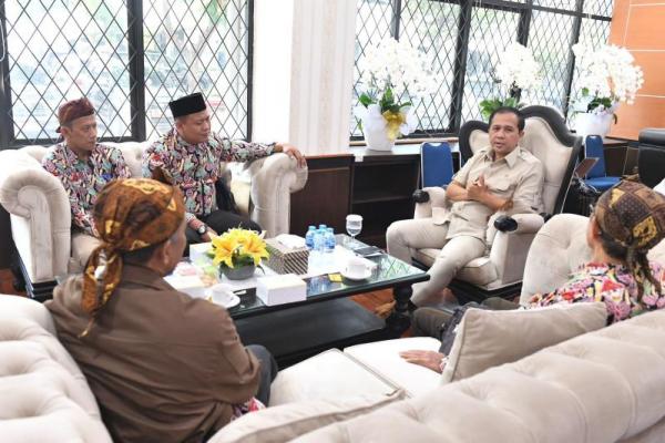 Menteri Transmigrasi M. Iftitah Sulaiman saat menerima Ketua Umum PATRI dan jajaran pimpinan lainnya di kantor Kementerian di Kalibata, Jakarta Selatan (Foto: Istimewa) 