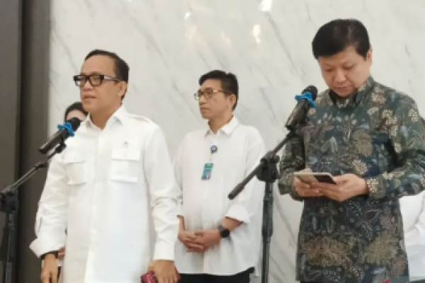 Wakil Menteri Ketenagakerjaan (Wamenaker) Immanuel Ebenezer Gerungan dan Direktur Utama PT Sri Rejeki Isman Tbk atau Sritex Iwan Kurniawan Lukminto (foto:antara) 