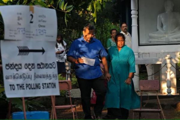 Orang-orang meninggalkan tempat pemungutan suara di Kolombo, Sri Lanka, 14 November 2024. REUTERS 