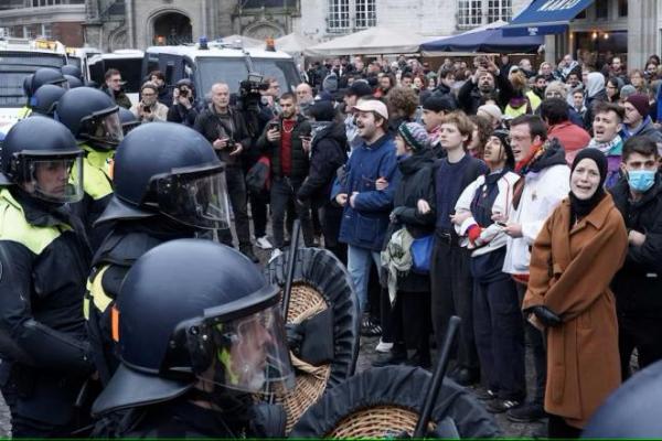 Demonstran pro-Palestina menghadapi polisi Belanda selama demonstrasi yang dilarang di Amsterdam, Belanda 10 November 2024. REUTERS 