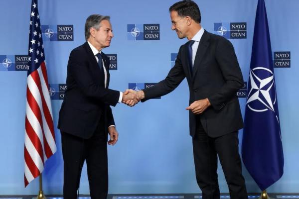 Menteri Luar Negeri Antony Blinken berjabat tangan dengan Sekretaris Jenderal NATO Mark Rutte di Brussels, Belgia, 13 November 2024. REUTERS 