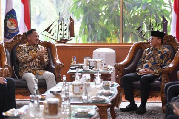 Mendes PDT Yandri Susanto bersama Wamendes PDT Ahmad Riza Patria pada Kamis (14/11) mengadakan pertemuan dengan Mendagri Tito Karnavian di Kantor Kemendagri, Jakarta (Foto: Humas Kemendes) 