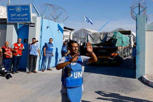 Truk bantuan tiba di fasilitas penyimpanan PBB di Jalur Gaza bagian tengah pada 21 Oktober 2023. REUTERS 