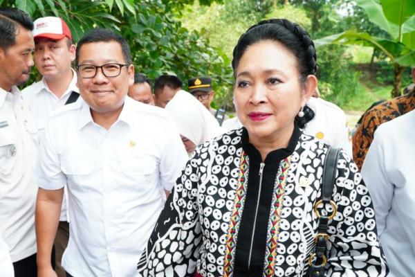 Kepala Badan Pangan Nasional/National Food Agency (NFA)  Arief Prasetyo Adi mendampingi Ketua Komisi IV DPR RI Siti Hediati Soeharto (Titiek Prabowo) mengunjungi dan menyerap aspirasi Kelompok Tani Ngesti Mulyo di Desa Mojorejo, Sukoharjo, Jawa Tengah, Rabu (13/11/2024). (foto:NFA) 