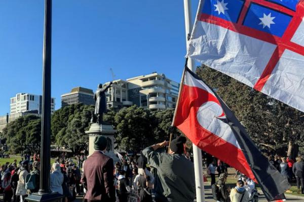 Pengunjuk rasa berkumpul di luar gedung parlemen Selandia Baru untuk memprotes kebijakan yang dianggap diskriminatif terhadap Suku Maori Pribumi di Wellington, Selandia Baru, 30 Mei 2024. REUTERS 