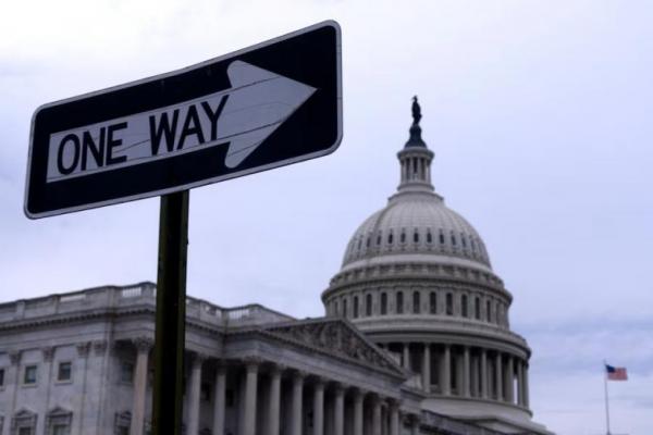 Tanda bertuliskan One Way di depan gedung Capitol AS di Washington, AS, 10 November 2024. REUTERS 