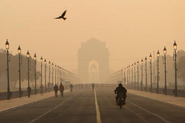 Orang-orang berjalan di Kartavyapath dekat Gerbang India pada pagi yang berkabut di New Delhi, India, 1 November 2024.REUTERS 