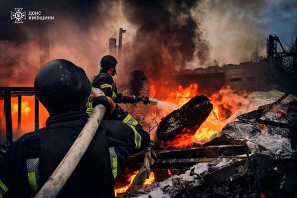 Petugas pemadam kebakaran bekerja di kawasan industri terkena serangan rudal Rusia, di wilayah Kyiv, Ukraina, 13 November 2024. Handout via REUTERS 