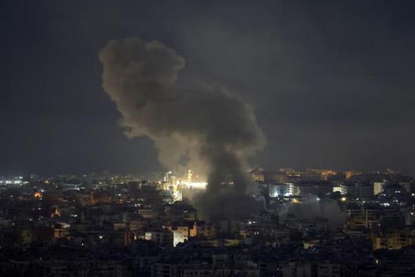 Asap mengepul di pinggiran selatan Beirut setelah serangan Israel, seperti yang terlihat dari Baabda, Lebanon 13 November 2024. REUTERS 