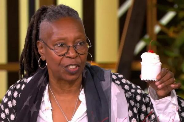 Whoopi Goldberg merayakan ulang tahunnya yang ke-69 di The View. (FOTO: THE VIEW) 