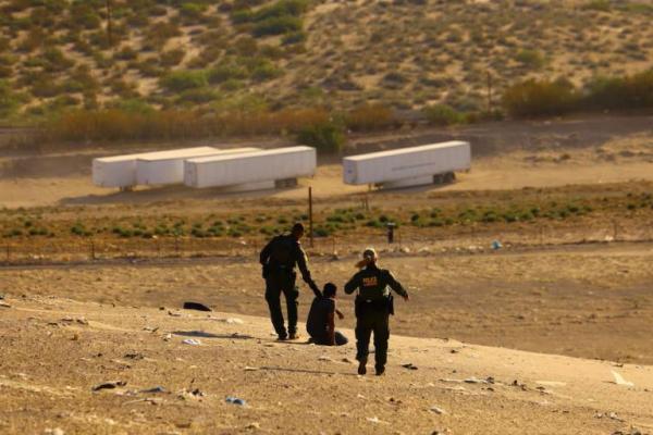 Petugas Patroli Perbatasan menangkap seorang migran yang berupaya menyeberangi perbatasan AS-Meksiko dekat Gunung Cristo Rey di Sunland Park, New Mexico, AS, 23 Juni 2023. REUTERS 