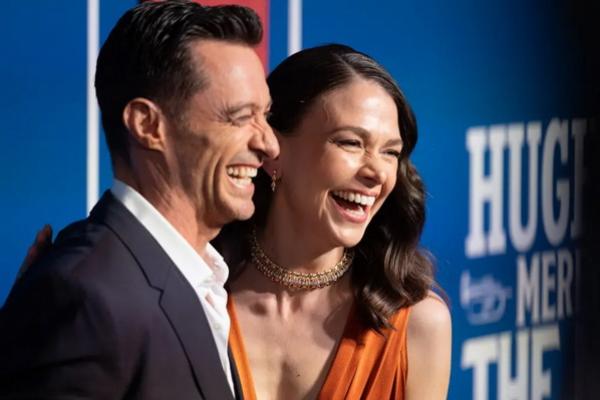 Hugh Jackman dan Sutton Foster, terlihat di sini pada tahun 2022. (FOTO: GETTY IMAGE) 