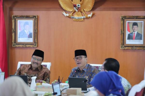 Menteri Desa dan Pembangunan Daerah Tertinggal Yandri Susanto dan Menteri Sosial Saifullah Yusuf menandatangani kesepahaman dalam penyelenggaraan kesejahteraan sosial di desa dan daerah tertinggal (Foto: Humas Kemendes) 