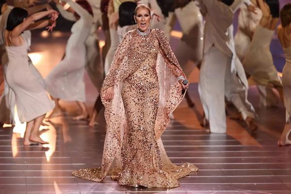 Celine Dion tampil di peragaan busana 1001 Musim Elie Saab di Riyadh, Arab Saudi, pada Rabu (13/11/2024). (FOTO: REUTERS) 