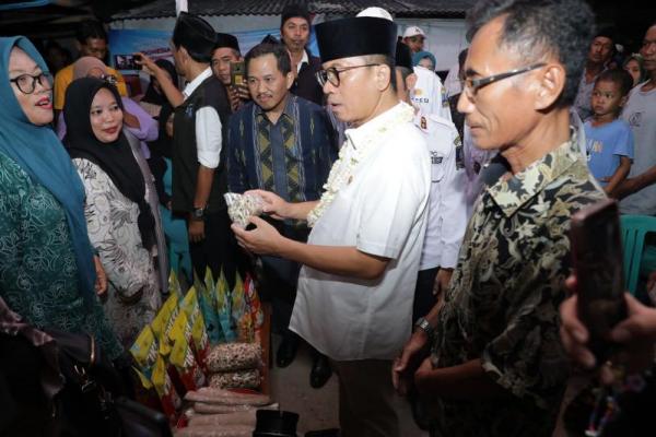 Mendes PDT Yandri Susanto meninjau potensi pengembangan udang paname di Desa Domas, Kecamatan Pontang, Kabupaten Serang, Kamis, (14/11/24) malam (Foto: Humas Kemendes) 