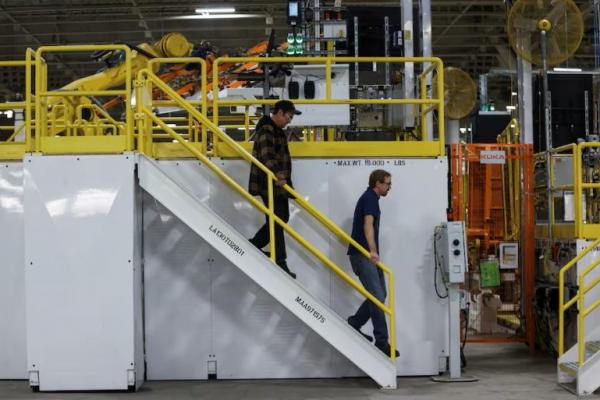 Karyawan di pabrik manufaktur kendaraan listrik skala penuh pertama di Ingersoll, Ontario, Kanada, 5 Desember 2022. REUTERS 