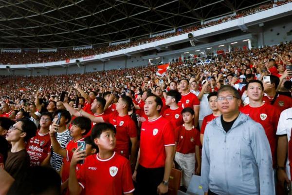 Wakil Ketua MPR RI Edhie Baskoro Yudhoyono (Ibas) bersama suprter Timnas Indonesia menonton langsung laga kandang Kualifikasi Piala Dunia Zona Asia Putaran Ketiga di Stadion Gelora Bung Karno, Jakarta (Foto: Humas MPR) 