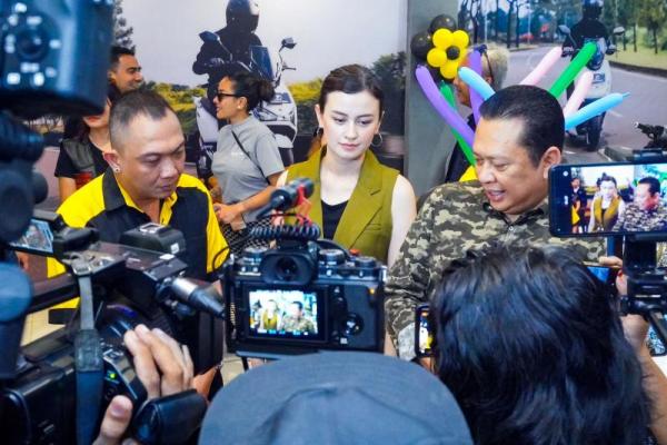 Anggota Komisi III DPR RI sekaligus Ketua Umum Ikatan Motor Indonesia (IMI) Bambang Soesatyo alias Bamsoet usai meresmikan pembukaan Showroom United E-Motor di Karawaci Tangerang (Foto: Humas MPR) 