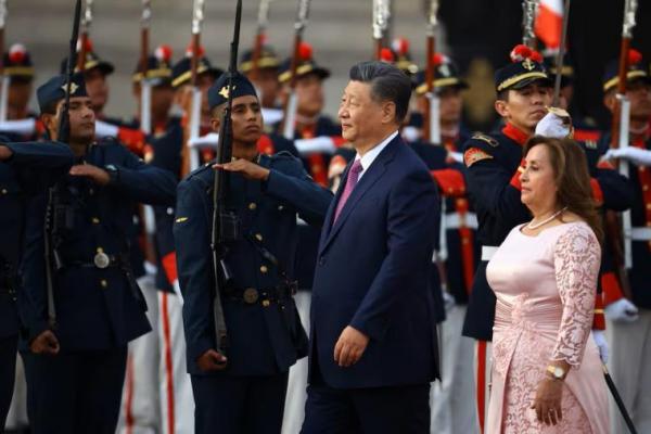 Presiden Tiongkok Xi Jinping meninjau barisan kehormatan bersama Presiden Peru Dina Boluarte di Lima, Peru, 14 November 2024. REUTERS 