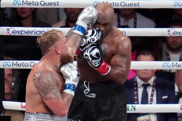 Jake Paul mengalahkan Mike Tyson yang tampak kelelahan selama pertandingan tinju mereka yang sangat dinantikan pada Jumat malam (15/11/2024). (FOTO: AP) 