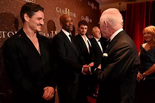 Denzel Washington bertemu dengan Raja Charles dalam Pertunjukan Film Kerajaan `Gladiator II` di ODEON Luxe Leicester Square di London. (FOTO: AFP) 