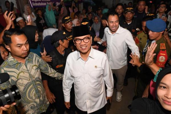 Mendes PDT Yandri Susanto Mendes Yandri saat melakukan kunjungan kerja bersama Utusan Khusus Presiden, Bidang Pembinaan Generasi Muda dan Pekerja Seni, Raffi Ahmad, di Kecamatan Cisomang Barat, Kabupaten Bandung Barat (Foto: Humas Kemendes) 