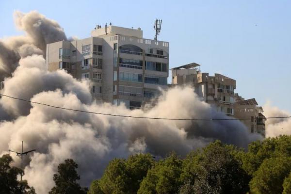 Asap mengepul setelah serangan Israel terhadap sebuah gedung di lingkungan Tayouneh, di Beirut, Lebanon, 15 November 2024. REUTERS 