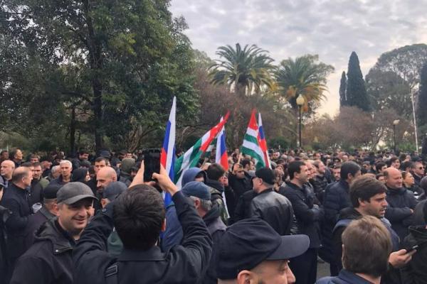 Demonstran berunjuk rasa di luar gedung parlemen di Sukhumi, ibu kota wilayah Georgia yang memisahkan diri, Abkhazia, 15 November 2024. Handout via REUTERS 