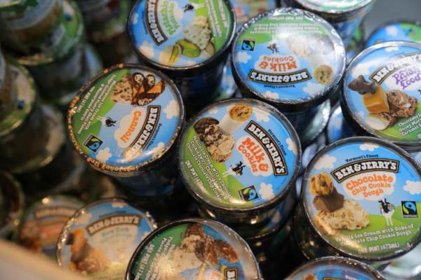 Ben & Jerrys, merek dagang Unilever, terlihat dipajang di sebuah toko di Manhattan, New York City, AS, 24 Maret 2022. REUTERS 