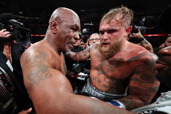 Mike Tyson dan Jake Paul berlaga di acara pertandingan tinju selebriti, Jumat (15/11/2024). (FOTO: GETTY IMAGE) 