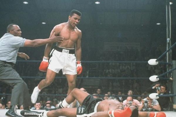 Cassius Marcellus Clay Jr. atau Muhammad Ali, salah satu petinju dunia yang memutuskan menjadi mualaf (Foto: Green Hill) 