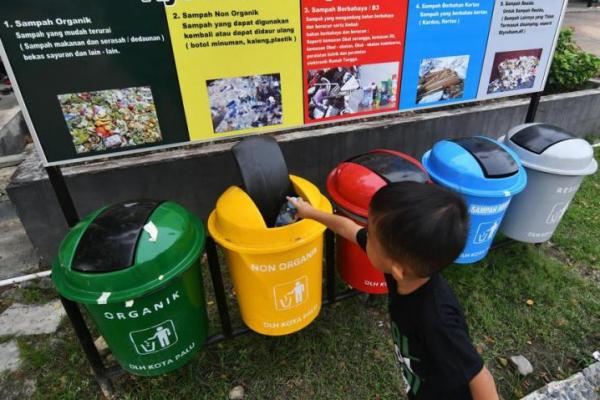 WargaJakarta akan dikenakan retribusi pelayanan kebersihan (RPB) jika tidak memiliah sampah. (foyo:ilustrasi memilah sampah) 