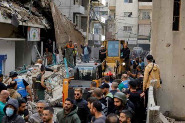 Orang-orang dan tim penyelamat berkumpul di lokasi serangan Israel di Ras Al-Nabaa, Beirut, Lebanon 17 November 2024. REUTERS 