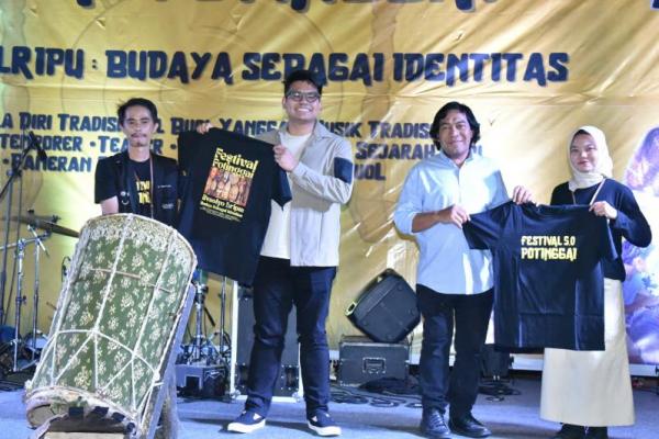 Wakil Ketua MPR Abcandra Muhammad Akbar Supratman dan anggota DPD Alfiansyah Bustami Komeng menghadiri Festival Potinggai di Kota Palu, Sulawesi Tengah (Foto: Humas MPR) 