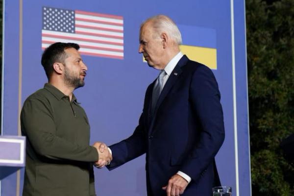 Presiden Amerika Joe Biden dan Presiden Ukraina Volodymyr Zelenskiy, di Fasano, Italia, 13 Juni 2024. REUTERS 