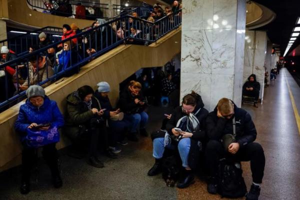 Orang-orang berlindung di dalam stasiun metro selama serangan militer Rusia, di Kyiv, Ukraina, 17 November 2024. REUTERS 