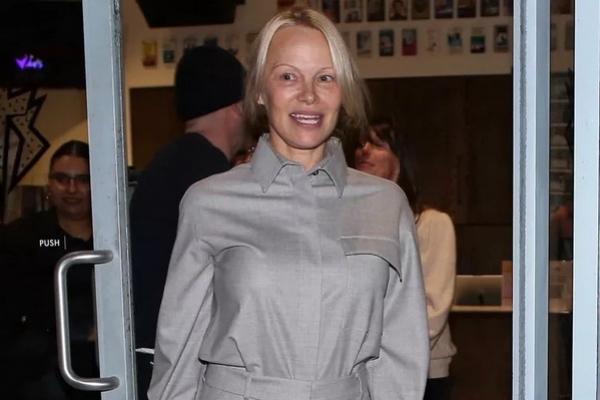 Pamela Anderson di Los Angeles pada bulan November 2024. (FOTO: BACKGRID) 