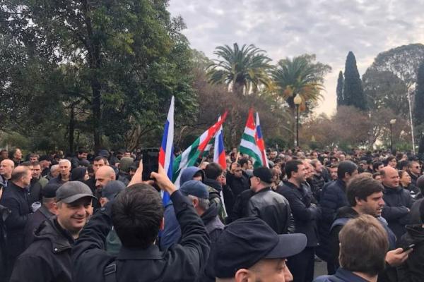 Demonstran berunjuk rasa di luar gedung parlemen di Sukhumi, ibu kota wilayah sempalan Georgia, Abkhazia, 15 November 2024. Handout via REUTERS 