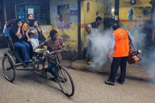 Seorang pekerja perusahaan kota menyemprotkan fumigator untuk mengendalikan nyamuk, di Dhaka, Bangladesh, 14 Oktober 2024. REUTERS 