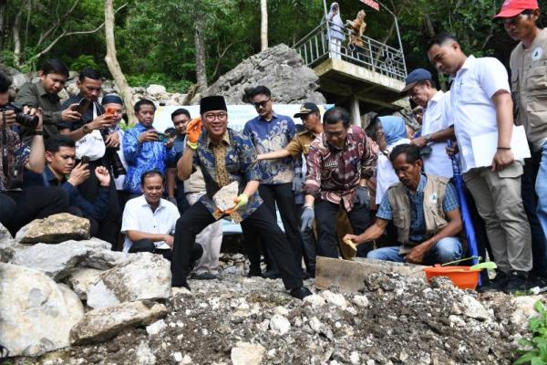 Menteri Desa dan Pembangunan Daerah Tertinggal (Mendes PDT) Yandri Susanto melakukan kunjungan kerja ke Desa Tukamasea, Kecamatan Bantimurung, Kabupaten Maros, Provinsi Sulawesi Selatan, Senin (Foto: Humas Kemendes PDT) 